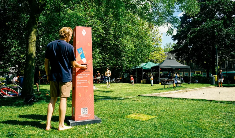 Man bij Smeerkees Zonnebrandpaal op het marineterrein Amsterdam