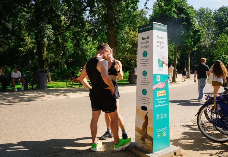 Hardlopers smeren zich in bij Zonnebrandpaal